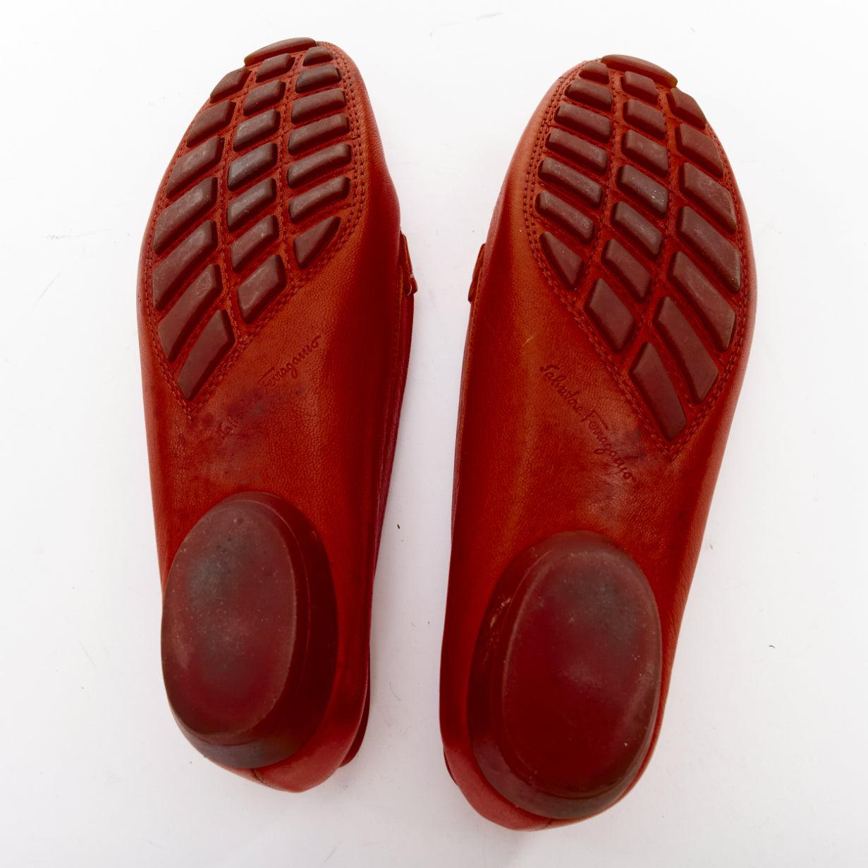 Salvatore Ferragamo mocassini in pelle arancione bruciato con fibbia dorata 6.5 in vendita 6