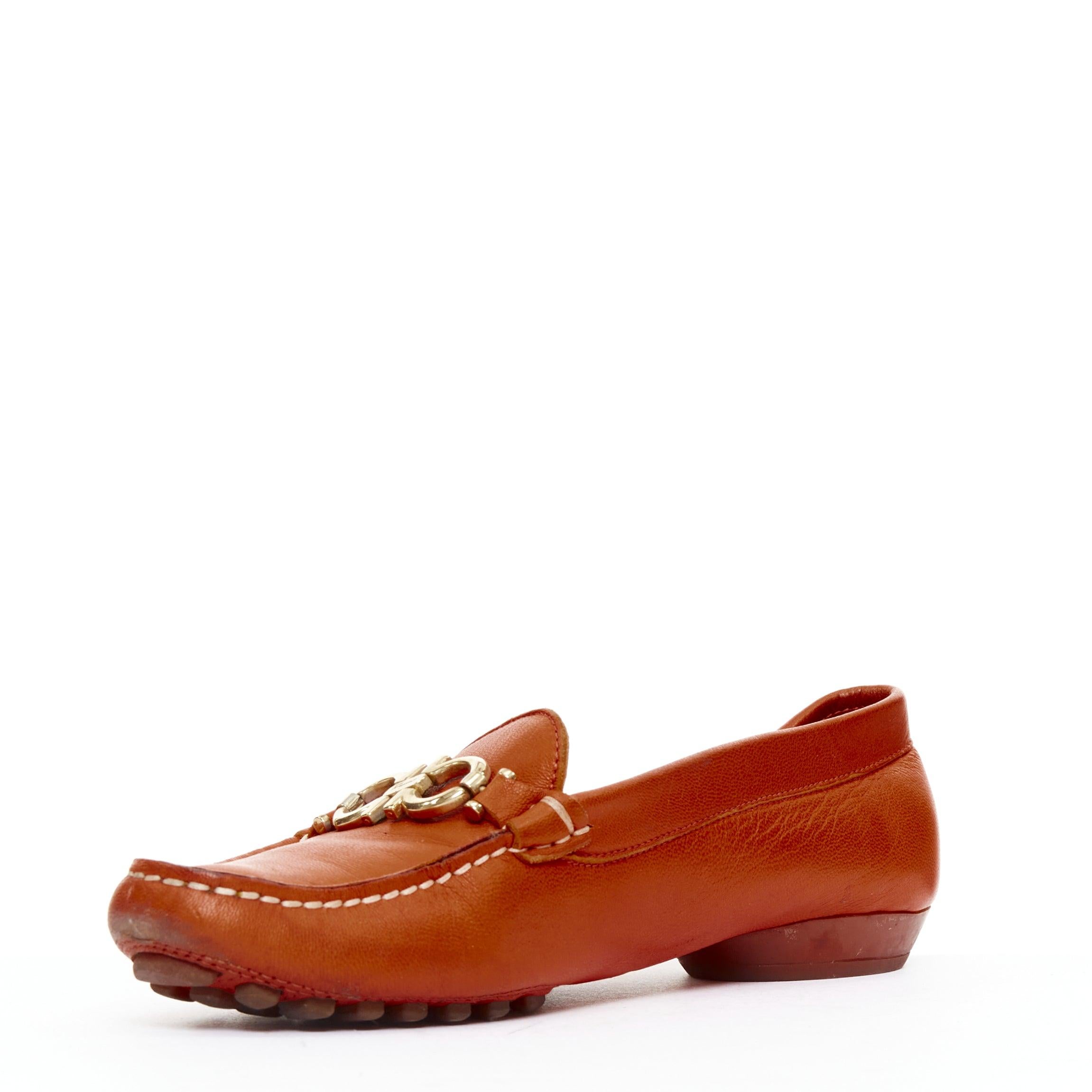 Salvatore Ferragamo mocassini in pelle arancione bruciato con fibbia dorata 6.5 In condizioni discrete in vendita a Hong Kong, NT