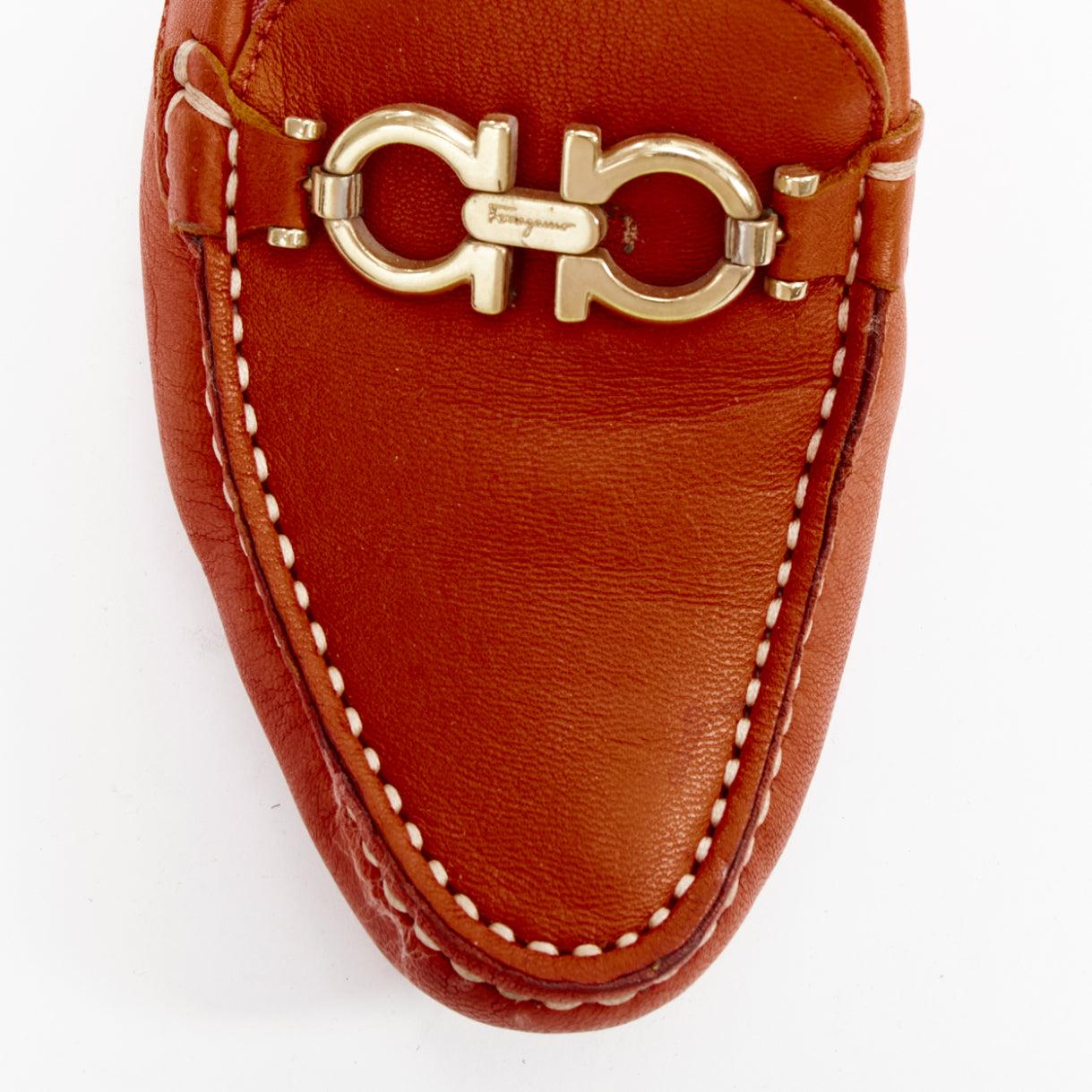 Salvatore Ferragamo mocassini in pelle arancione bruciato con fibbia dorata 6.5 in vendita 1
