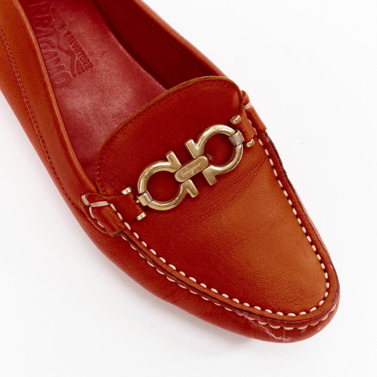 Salvatore Ferragamo mocassini in pelle arancione bruciato con fibbia dorata 6.5 in vendita 2