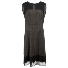 Salvatore Ferragamo Vestido estampado de tartán con ribete de encaje de lana color carbón Talla XL