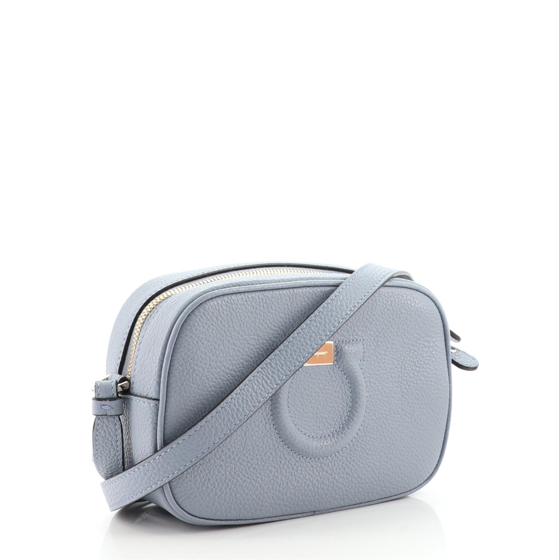 Salvatore Ferragamo City Kameratasche aus Leder (Grau)