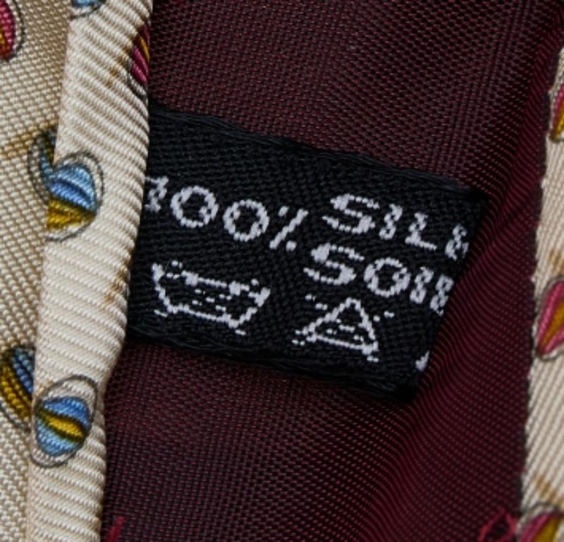 Salvatore Ferragamo Crema Bola Corbata de seda estampada en Excelente estado para la venta en Dubai, Al Qouz 2