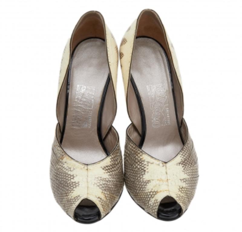 Salvatore Ferragamo Creme/Schwarz Karung und Lackleder Peep Toe Pumps Größe 40 (Grau) im Angebot