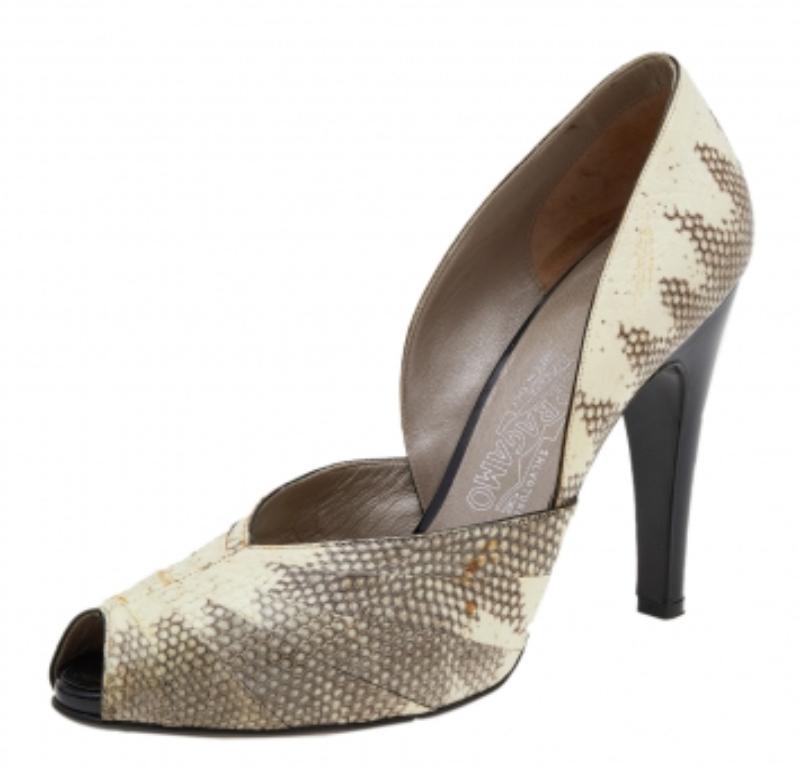 Salvatore Ferragamo Creme/Schwarz Karung und Lackleder Peep Toe Pumps Größe 40 Damen im Angebot