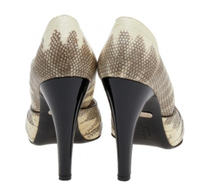 Salvatore Ferragamo Creme/Schwarz Karung und Lackleder Peep Toe Pumps Größe 40 im Angebot 1