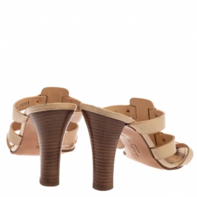Women's Salvatore Ferragamo Cream Leather Buckle Straps Sandals Size 37.5 For Sale