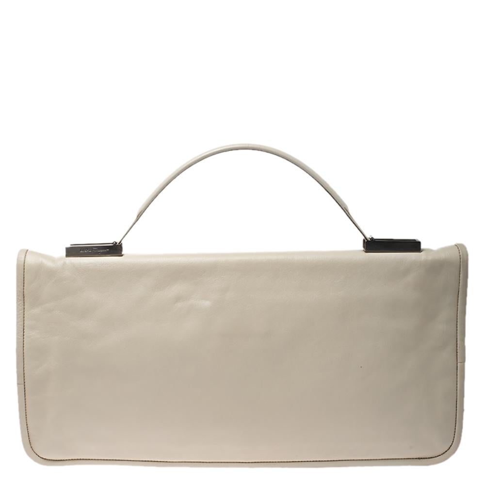 Carry this gorgeous Salvatore Ferragamo creation wherever you go and get set to receive compliments. Meticulously crafted from cream leather, this bag has been styled with a top handle, the Gancini detail on the front and a nylon interior to hold