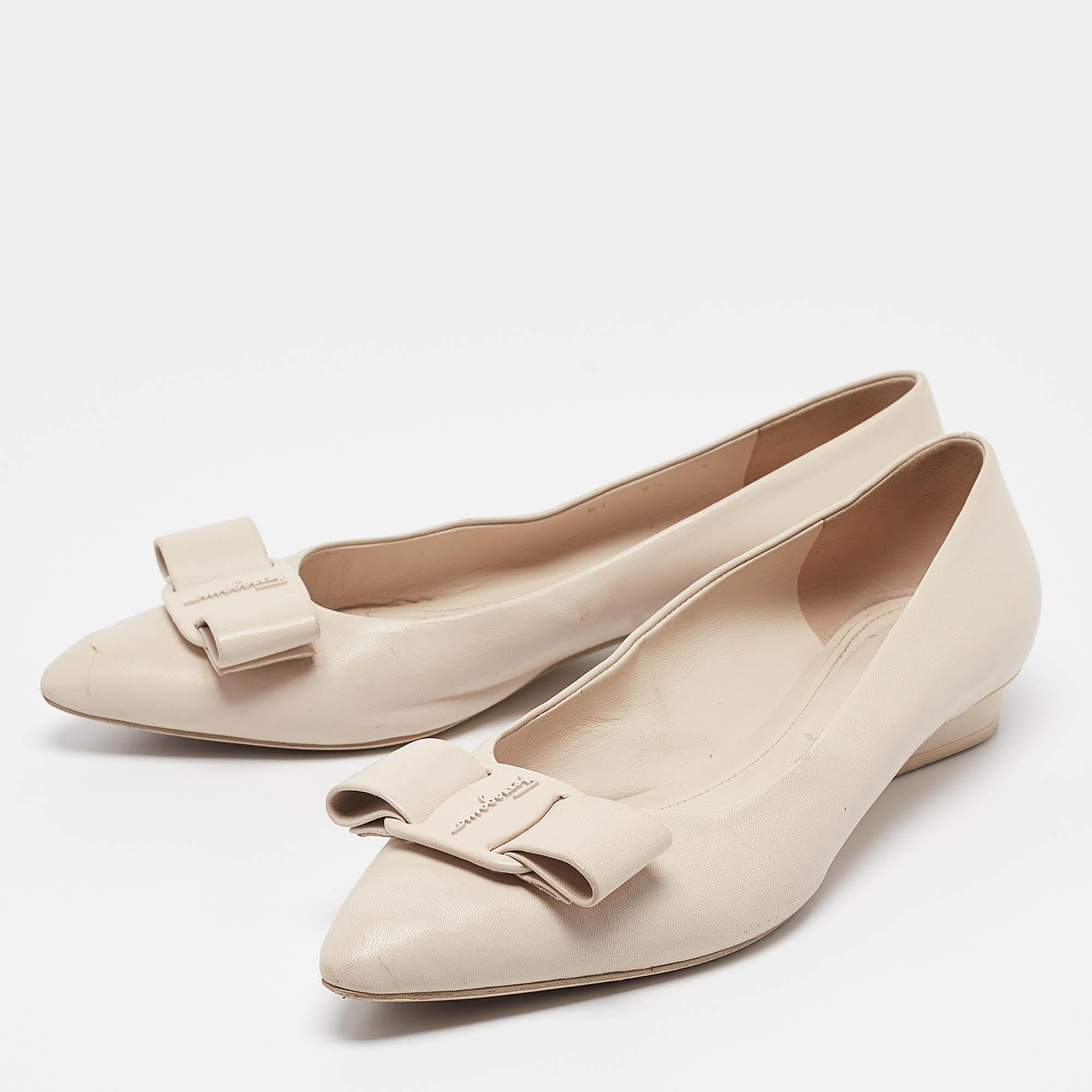 Complete your look by adding these Salvatore Ferragamo cream ballet flats to your lovely wardrobe. They are crafted skilfully to grant the perfect fit and style.
