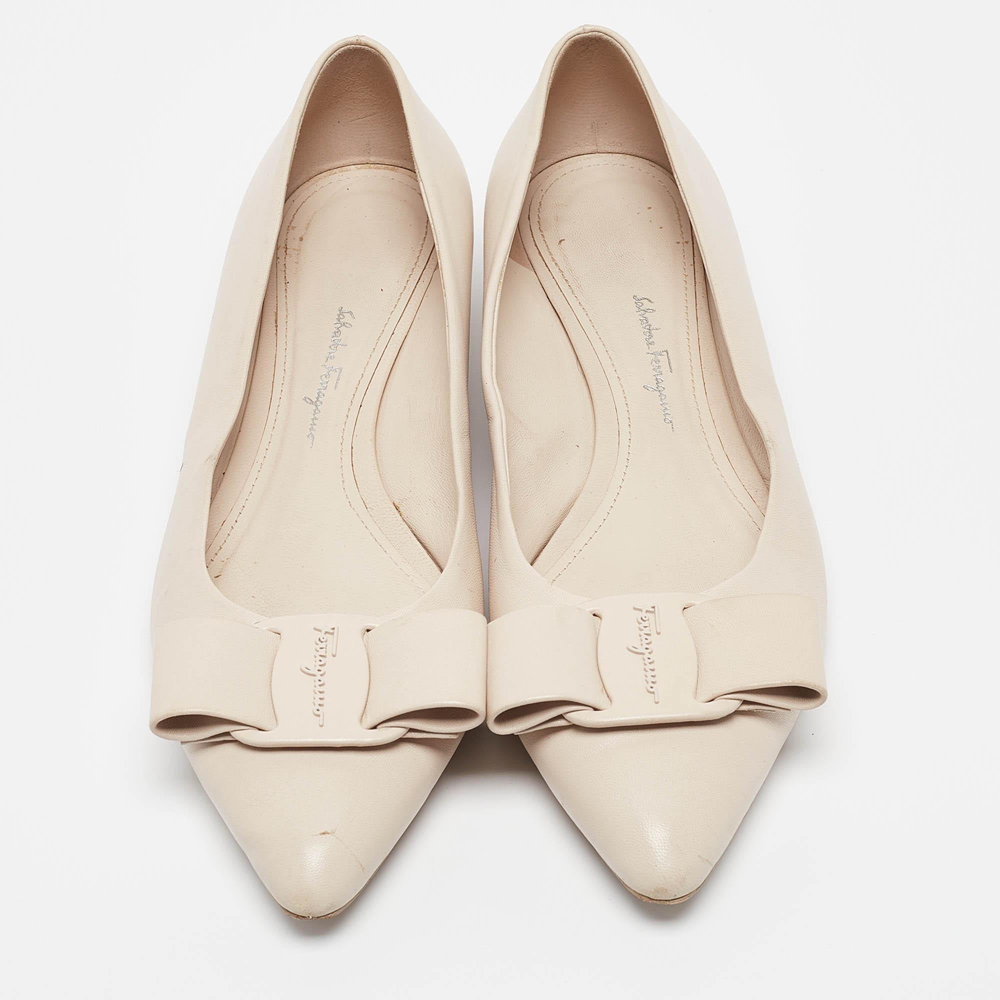 Beige Salvatore Ferragamo Cream Leather Viva Bow Ballet Flats Size 40 For Sale