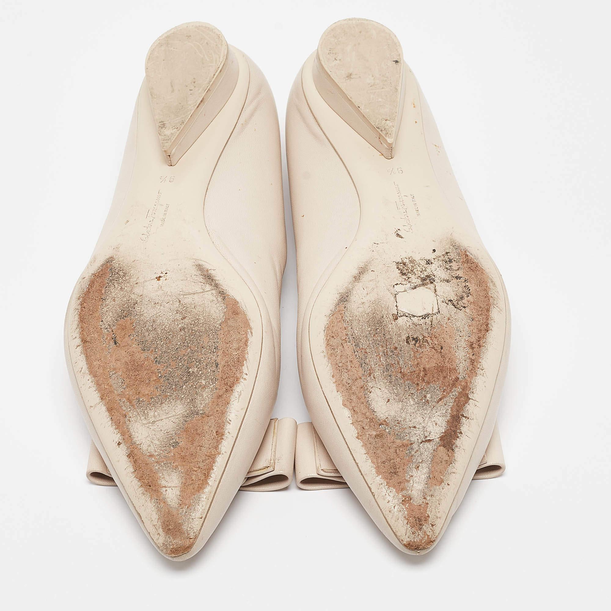 Women's Salvatore Ferragamo Cream Leather Viva Bow Ballet Flats Size 40 For Sale