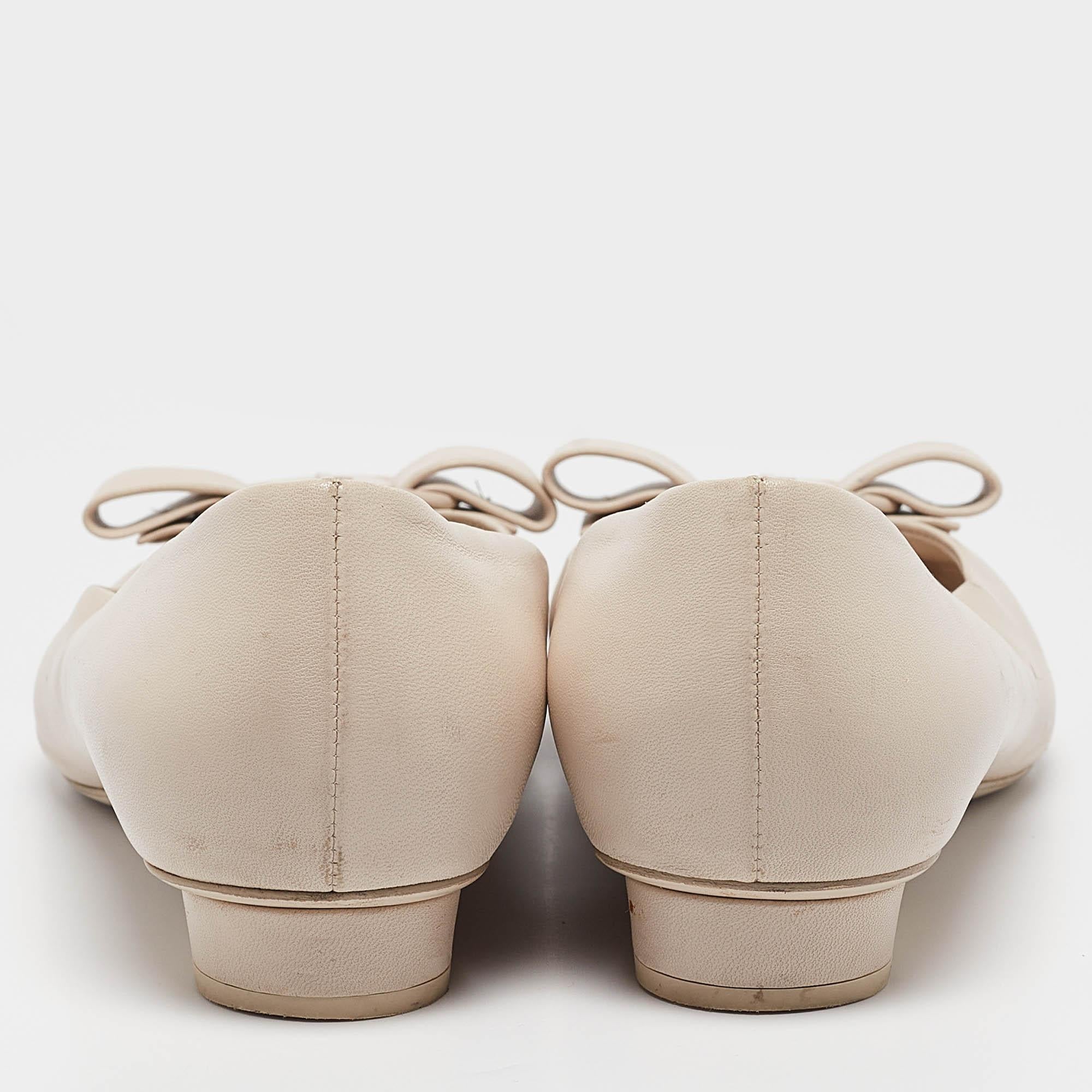 Salvatore Ferragamo Cream Leather Viva Bow Ballet Flats Size 40 For Sale 1