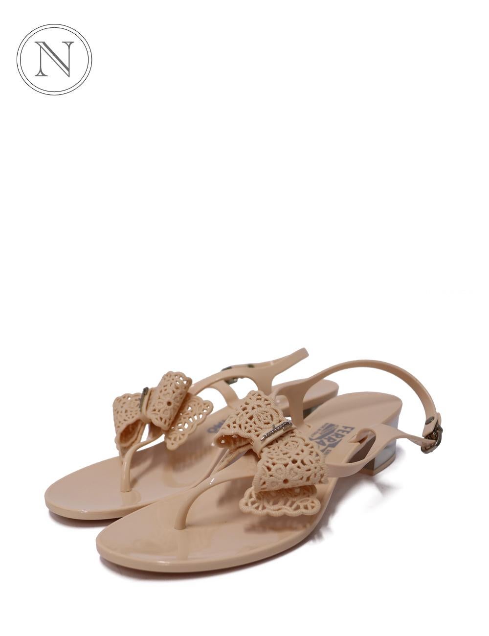 Salvatore Ferragamo cream pink bow sandals size EU 38.5 In New Condition For Sale In Amman, JO