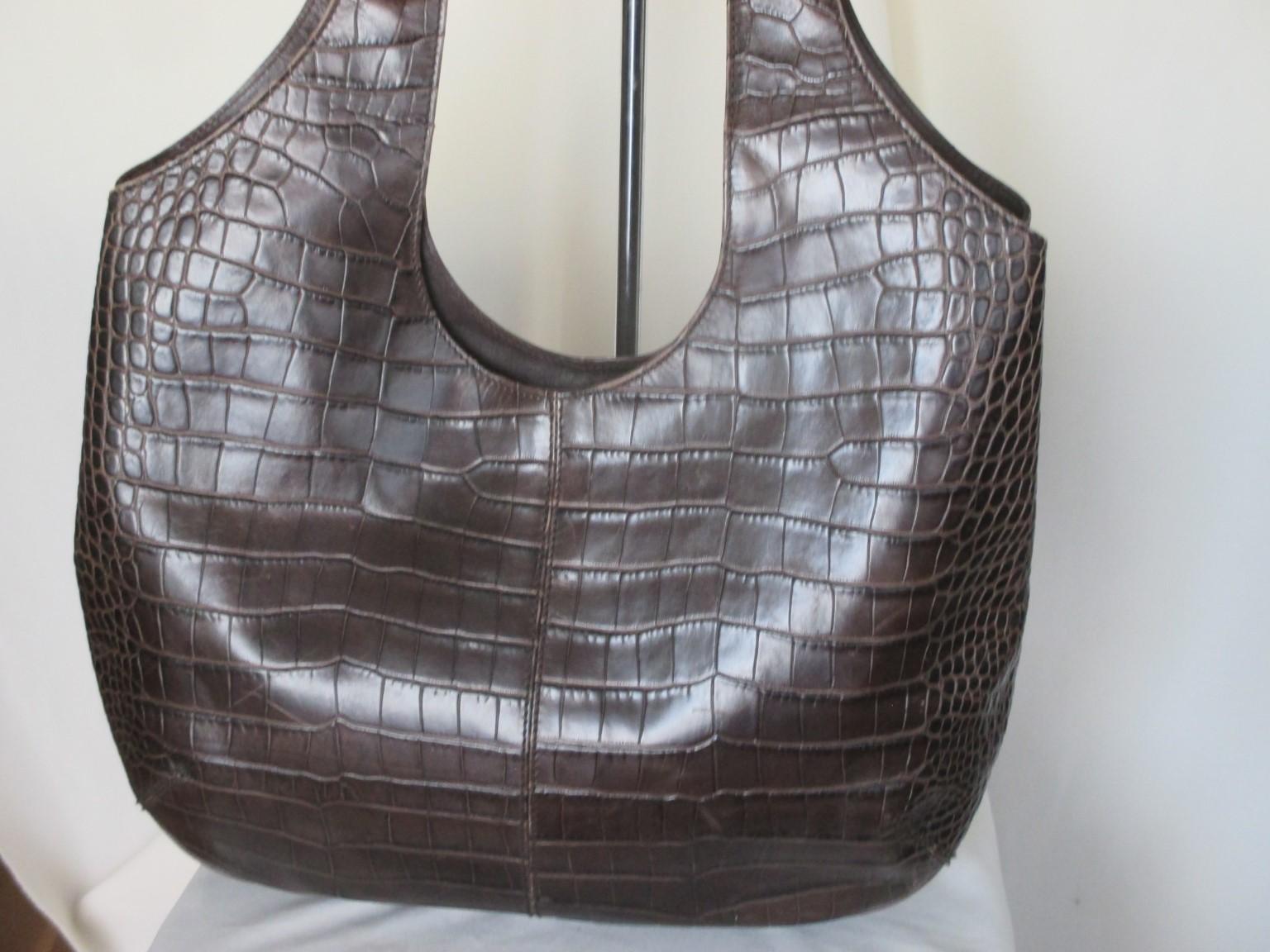 Classic vintage embossed leather brown hobo bag.

We offer more luxury bags and furs, view our frontstore.

Details:
Salvatore Ferragamo brown croc-embossed calf leather hobo bag
Grand size
Woven lining
2 pockets, a single zip pocket at interior and