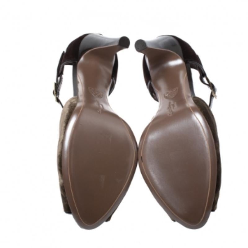 Diese klassischen Sandalen von Salvatore Ferragamo sind ein unverzichtbares Accessoire für jede Frau. Dieses schöne Paar Wildleder-Sandalen zeichnet sich durch ein Cutout-Design auf dem Samtpodest und Knöchelriemen aus Lackleder mit Schnallen aus.