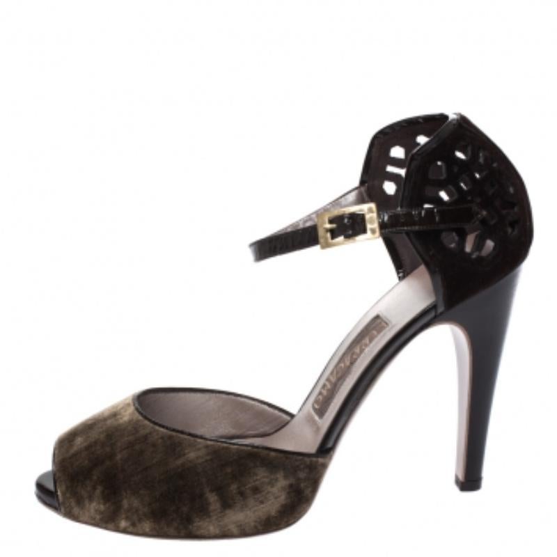 Salvatore Ferragamo Cut Out Wildleder Samt Rarete Riemchensandalen Größe 41 im Zustand „Hervorragend“ im Angebot in Dubai, Al Qouz 2