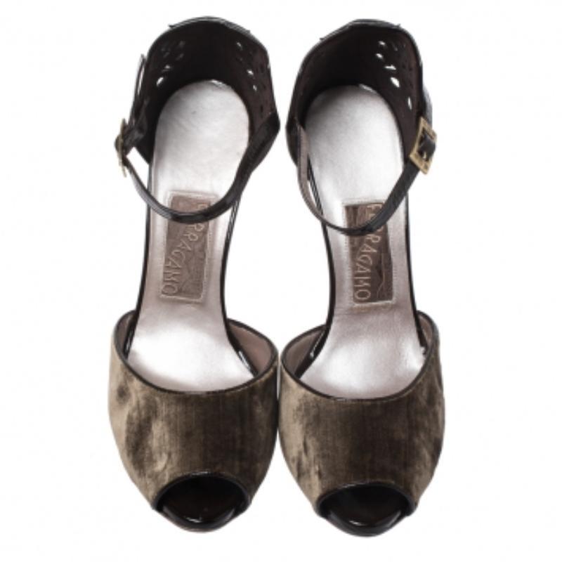 Salvatore Ferragamo Cut Out Wildleder Samt Rarete Riemchensandalen Größe 41 Damen im Angebot