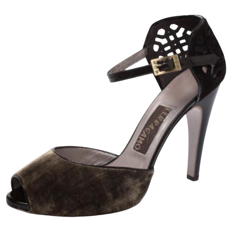 Salvatore Ferragamo Cut Out Wildleder Samt Rarete Riemchensandalen Größe 41 im Angebot