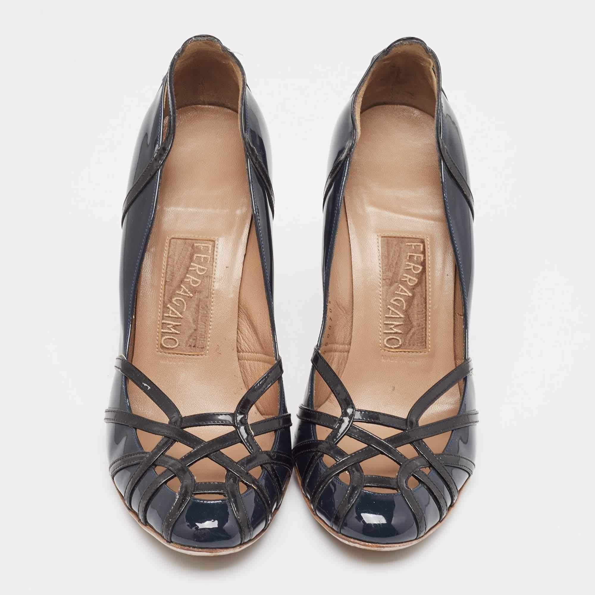 Noir Salvatore Ferragamo - Escarpins à lanières en cuir verni bleu foncé/noir Taille 40.5 en vente