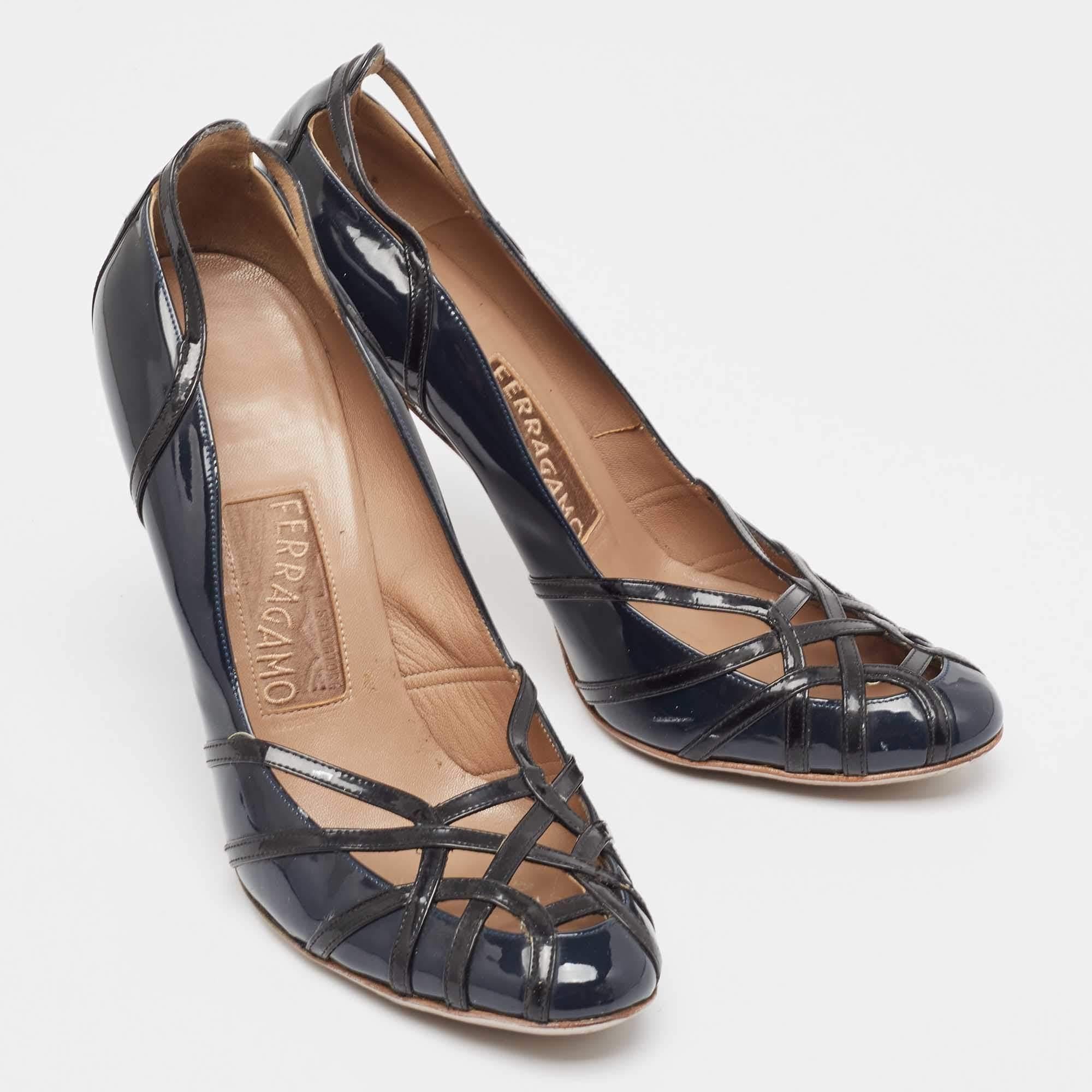 Salvatore Ferragamo - Escarpins à lanières en cuir verni bleu foncé/noir Taille 40.5 Bon état - En vente à Dubai, Al Qouz 2