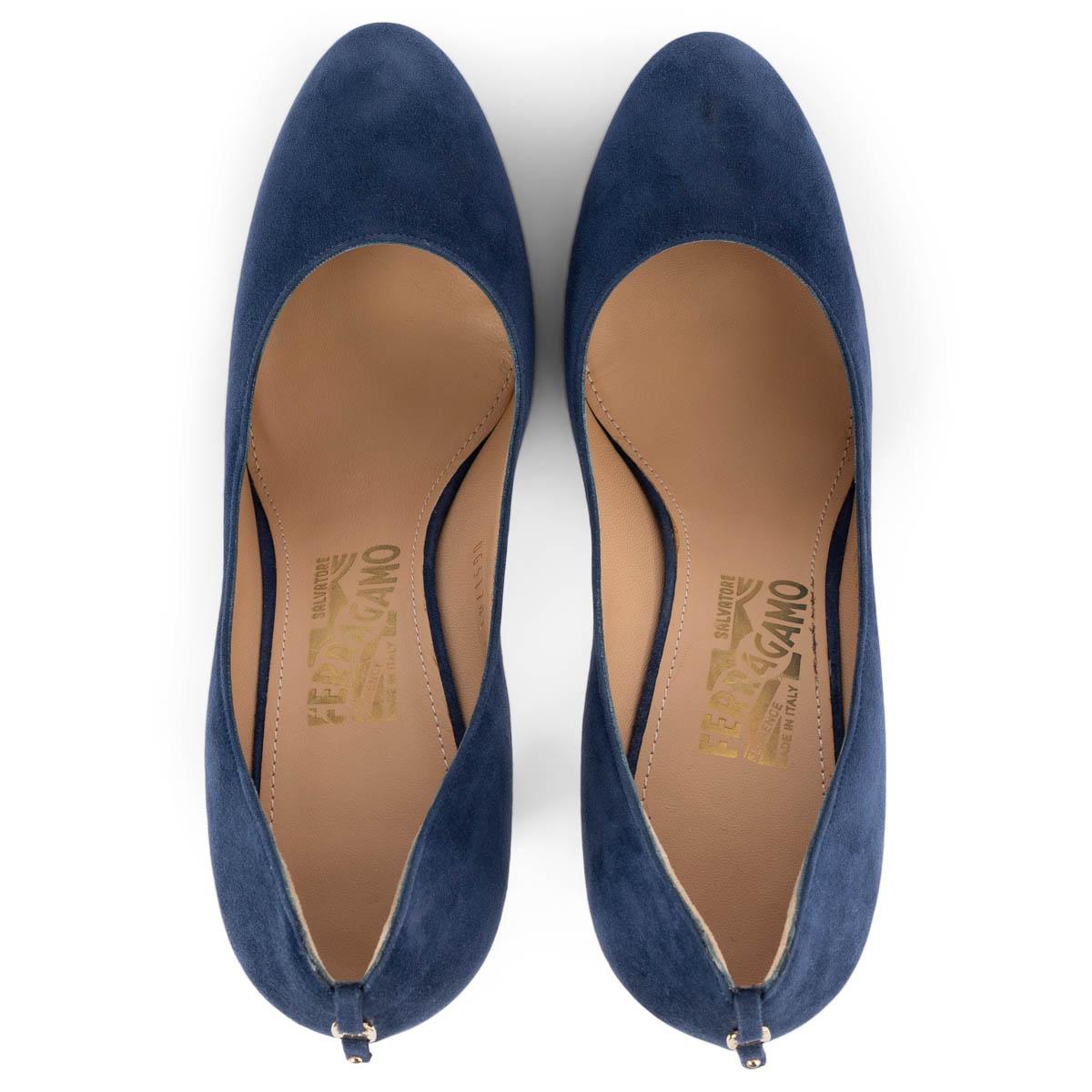 SALVATORE FERRAGAMO dark blue suede Platform Pumps Shoes 7.5 In Excellent Condition For Sale In Zürich, CH