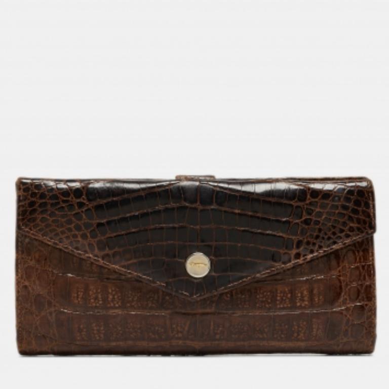 Salvatore Ferragamo Cartera Continental Sobre Cocodrilo Marrón Oscuro en Bastante bueno estado para la venta en Dubai, Al Qouz 2