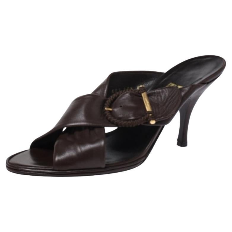 Diese Sandalen aus dunkelbraunem Leder sind einen Kauf wert. Lassen Sie diese herrlichen Sandalen in Sachen Stil und Komfort für sich sprechen. Sie wurden von Salvatore Ferragamo entworfen und zeichnen sich durch eine Metallschnalle, eine offene