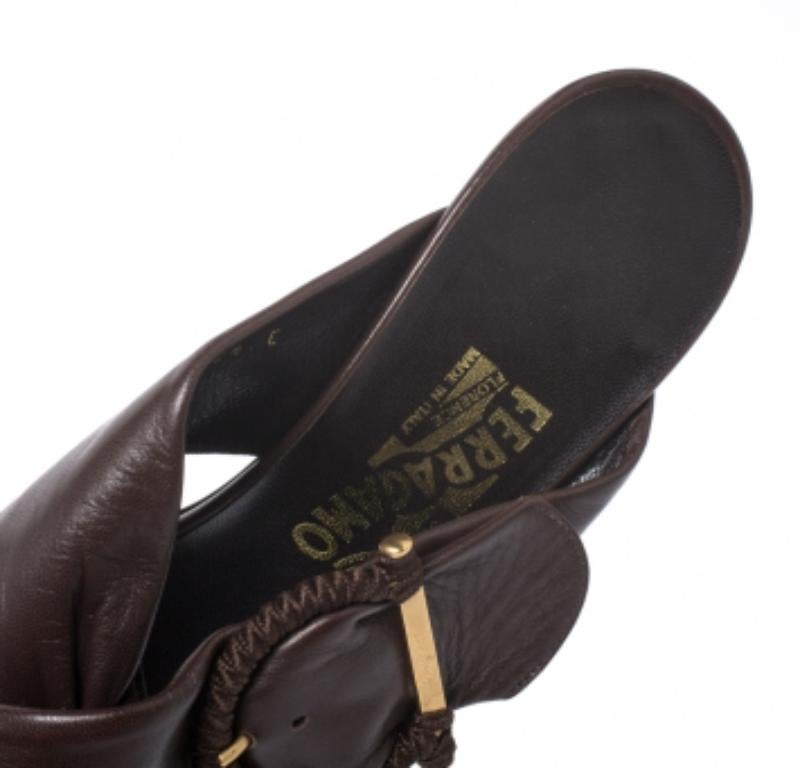 Salvatore Ferragamo Dunkelbraune Leder Sandalen mit gekreuzter Schnalle Größe 41 im Zustand „Gut“ im Angebot in Dubai, Al Qouz 2
