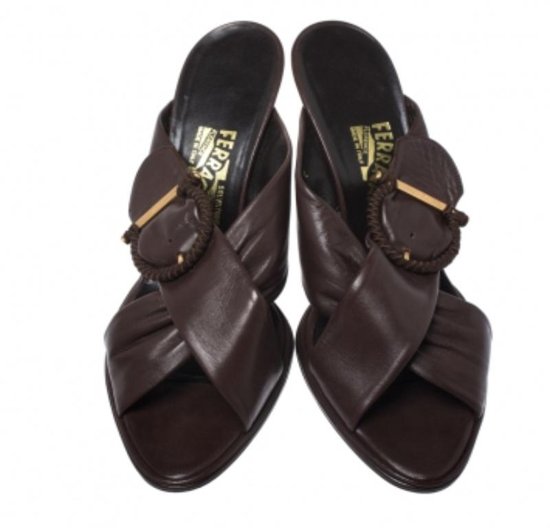 Salvatore Ferragamo Dunkelbraune Leder Sandalen mit gekreuzter Schnalle Größe 41 Damen im Angebot
