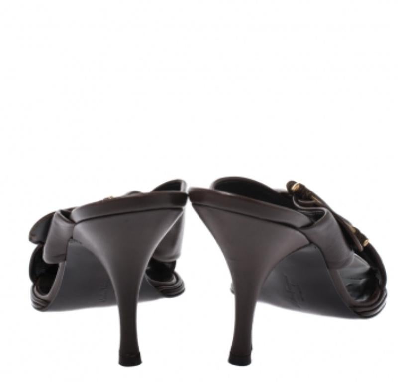 Salvatore Ferragamo Dunkelbraune Leder Sandalen mit gekreuzter Schnalle Größe 41 im Angebot 1