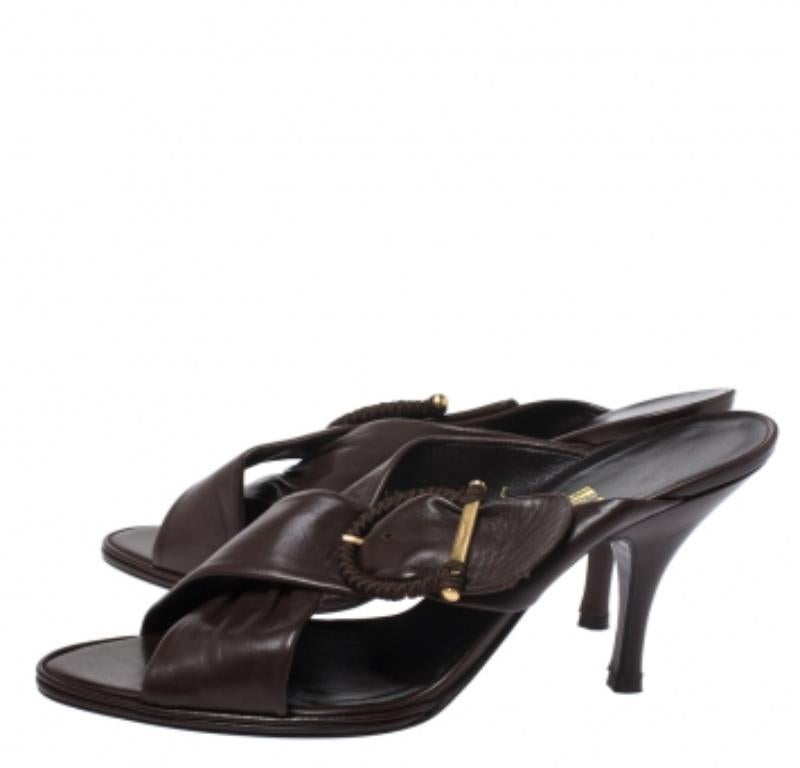 Salvatore Ferragamo Dunkelbraune Leder Sandalen mit gekreuzter Schnalle Größe 41 im Angebot 2