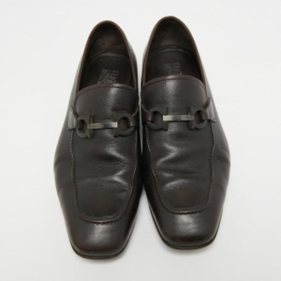 Um Ihre Kleidung perfekt zu ergänzen, bringen wir Ihnen dieses Paar Loafer, die nichts als Stil sprechen. Die Schuhe wurden mit viel Geschick gefertigt und sind so konzipiert, dass sie sich leicht anziehen lassen. Sie sind genau die richtige Wahl,