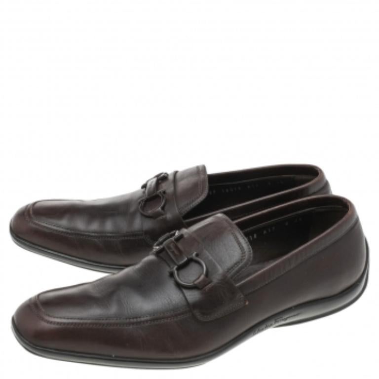 Camina con estilo y confianza con estos mocasines de la Casa Salvatore Ferragamo. Están diseñadas en piel marrón oscura, con un motivo de Gancini Bit en tono marrón en los empeines. Son fáciles de poner. Cómodos y con clase, ¡estos mocasines son la