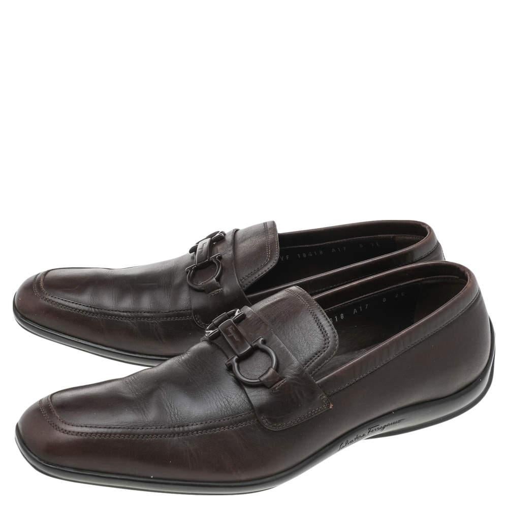 Walk in style and confidence as you wear these loafers from the House of Salvatore Ferragamo! They are designed using dark-brown leather, with a brown-toned Gancini Bit motif placed on the vamps. They flaunt an easy slip-on style. Comfortable and