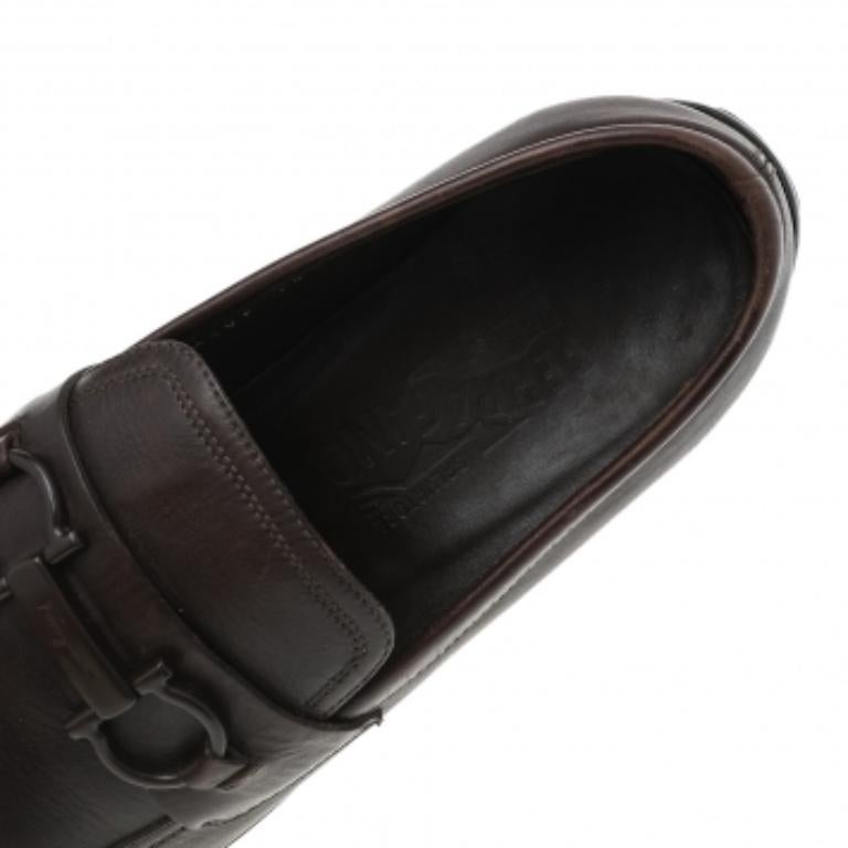 Salvatore Ferragamo Marrón Oscuro Piel Gancini Bit Slip On Mocasines Talla 42 en Bueno estado para la venta en Dubai, Al Qouz 2