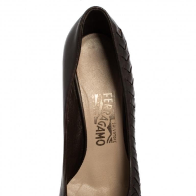 Salvatore Ferragamo Dark Brown Leather Pumps Size 39.5 In Good Condition For Sale In Dubai, Al Qouz 2