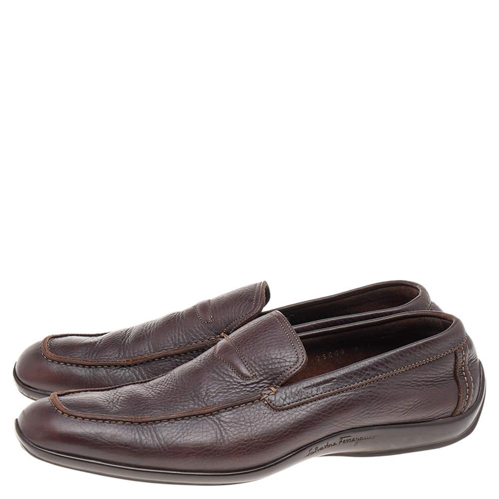 These Gancio Bit loafers are one of Salvatore Ferragamo’s classic styles. This pair is crafted with luxurious dark brown leather and feature a round toe design finished with the brand’s logo buckles. The insoles of these loafers are lined with