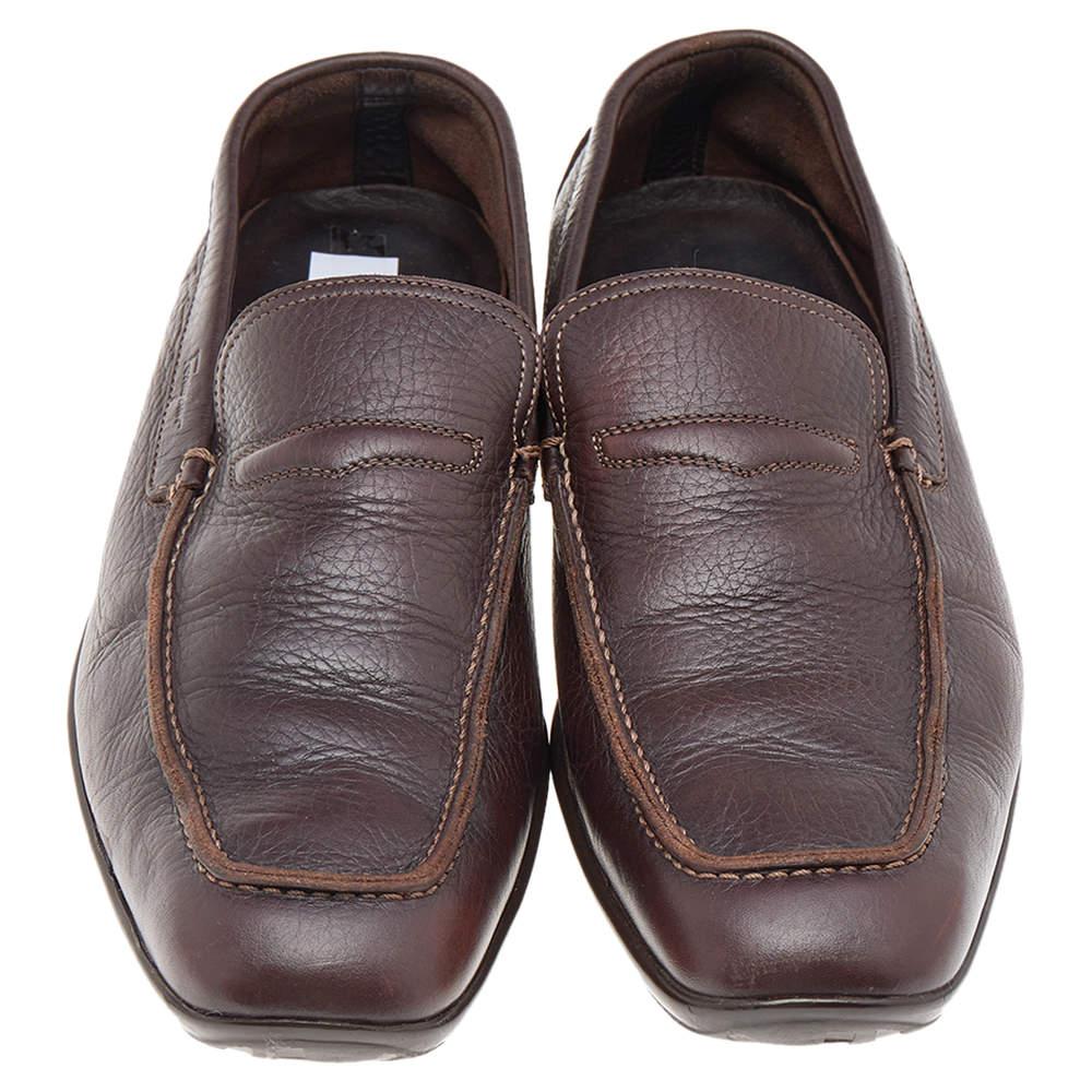 Salvatore Ferragamo Dark Brown Leather Slip On Penny Loafers Size 41.5 In Fair Condition For Sale In Dubai, Al Qouz 2