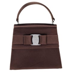 Salvatore Ferragamo Dunkelbraune Satin-Tasche mit Kristallverzierung Vara Bow Top Handle Bag