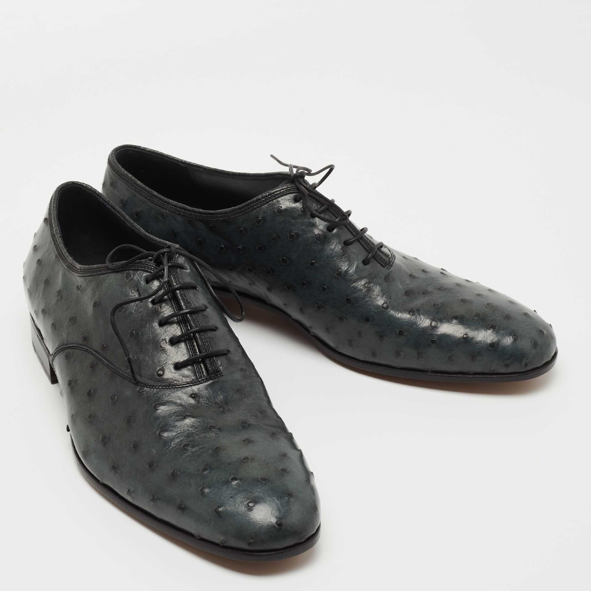 Men who are inclined to a bold and contemporary style would love flaunting these Salvatore Ferragamo Gris oxfords. Their dark green exterior, designed amazingly using Ostrich leather, is coupled with low heels and leather lining on the insoles. Team