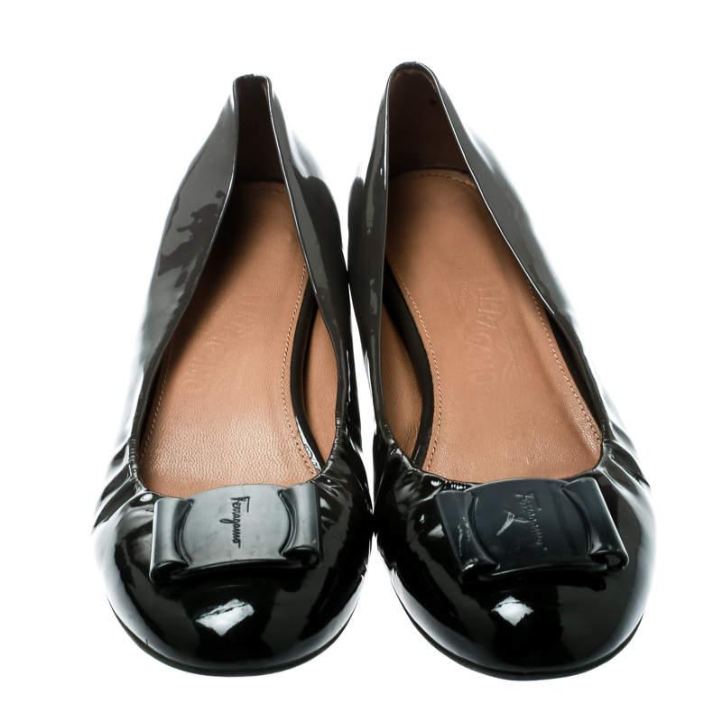 These ballet flats from Salvatore Ferragamo are here to impress you with their style and design! The dark grey flats are crafted from patent leather and feature round toes. They are styled with the signature bows on the vamps and come equipped with