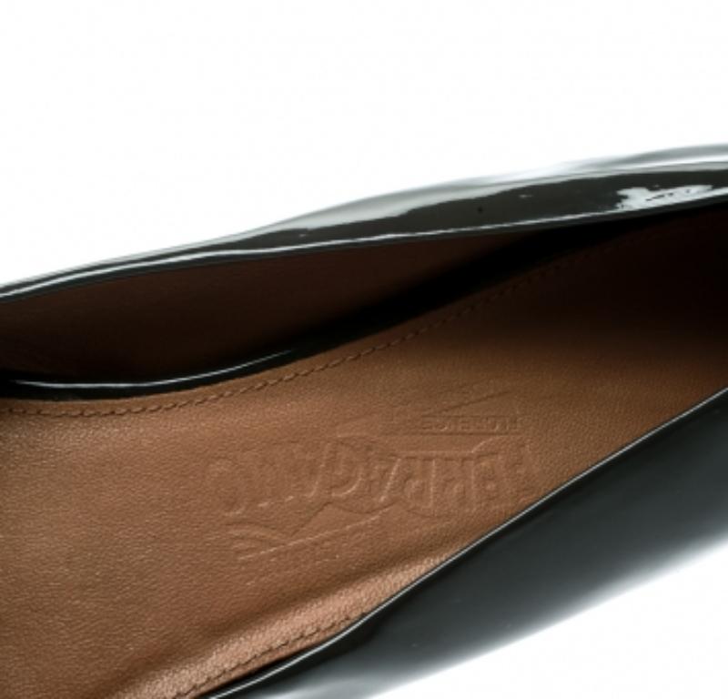 Nero Salvatore Ferragamo Ballerine Degrade in vernice grigio scuro misura 38,5 in vendita