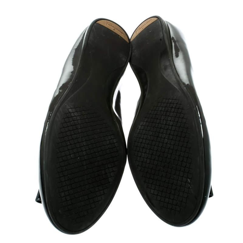 Salvatore Ferragamo Dark Grey Patent Leather Degrade Ballet Flats Size 38.5 In Good Condition For Sale In Dubai, Al Qouz 2