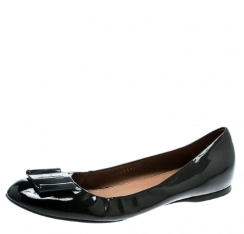 Salvatore Ferragamo Ballerine Degrade in vernice grigio scuro misura 38,5 In condizioni buone in vendita a Dubai, Al Qouz 2