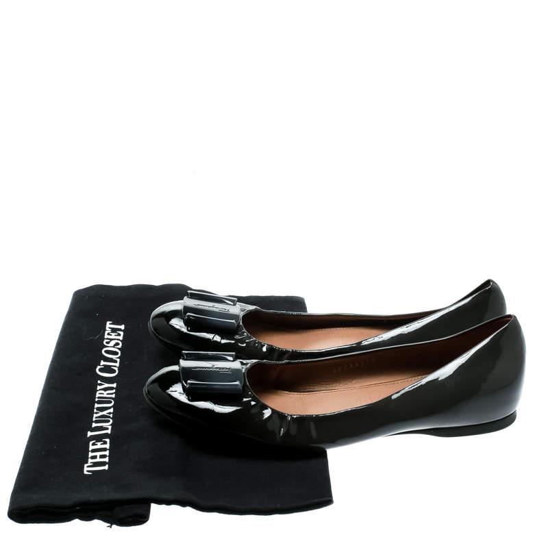 Salvatore Ferragamo Dark Grey Patent Leather Degrade Ballet Flats Size 38.5 For Sale 3