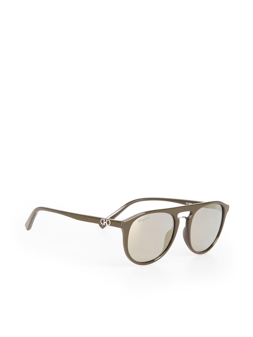 CONDITION is New with tags on this brand new Salvatore Ferragamodesigner item. This item comes with original packaging.
 
 
 
 Details
 
 
 Model: SF1090S
 
 Dark Khaki
 
 Acetate
 
 Aviator Sunglasses
 
 Grey Mirrored Lens
 
 Full-Rim
 
 100% UV