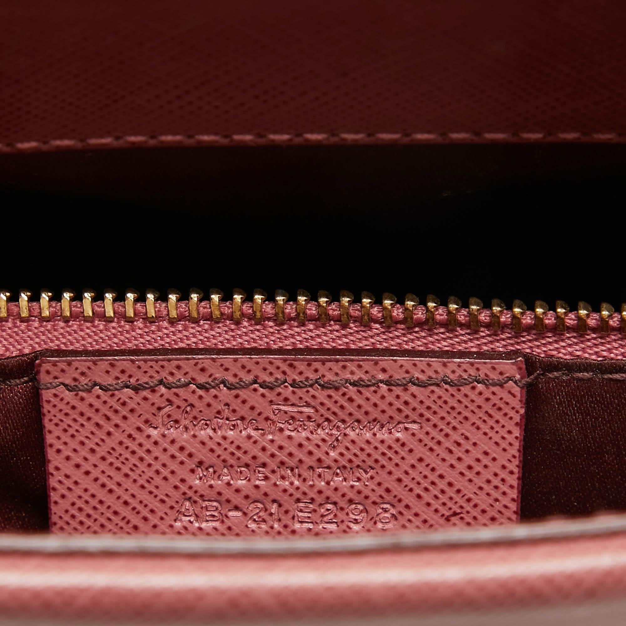 Salvatore Ferragamo Dark Pink Leather Shoulder Bag In Fair Condition For Sale In Dubai, Al Qouz 2
