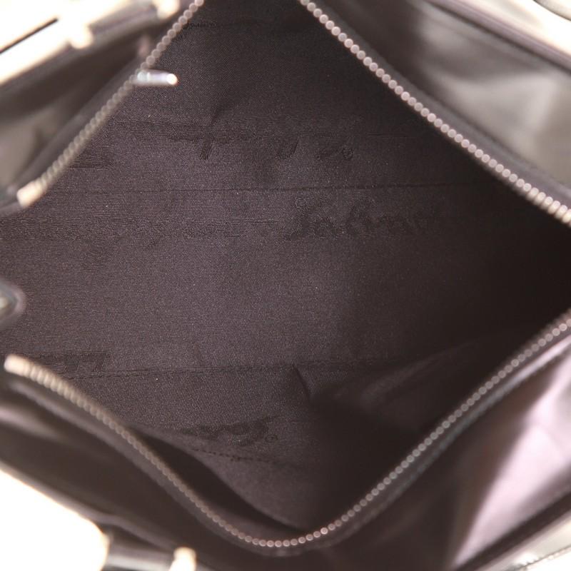 Salvatore Ferragamo Double Gancini Tragetasche aus Leder mit Seitenschnalle Klein 1