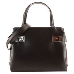 Salvatore Ferragamo Double Gancini Tragetasche aus Leder mit Seitenschnalle Klein