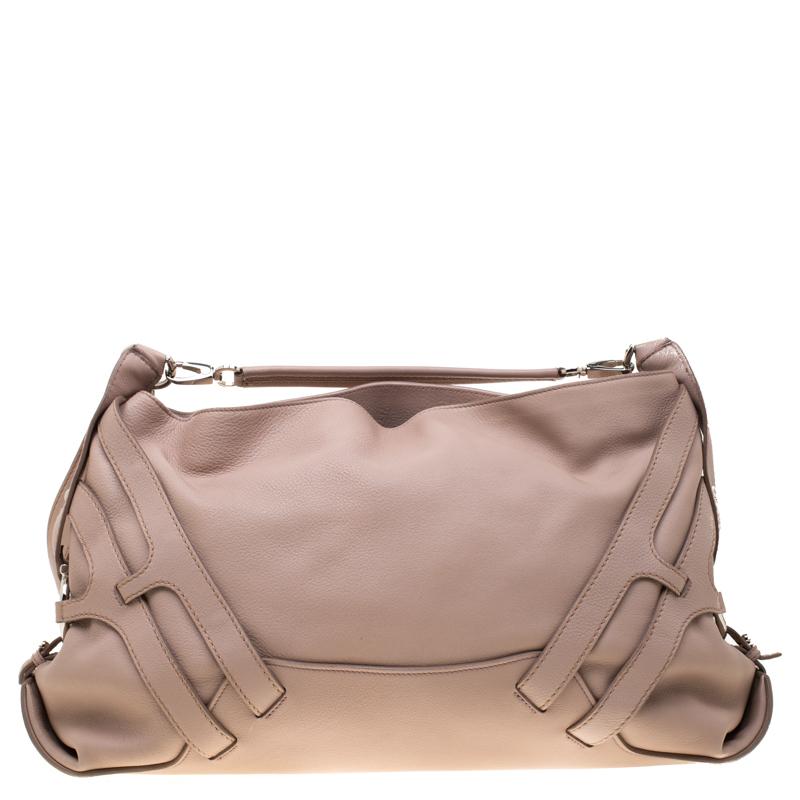 A creation from the house of Salvatore Ferragamo for the fashionable you, this would make all heads turn. Crafted from leather, this would be a significant creation to own. It comes with a fabric lined interior, which adds to its durability and